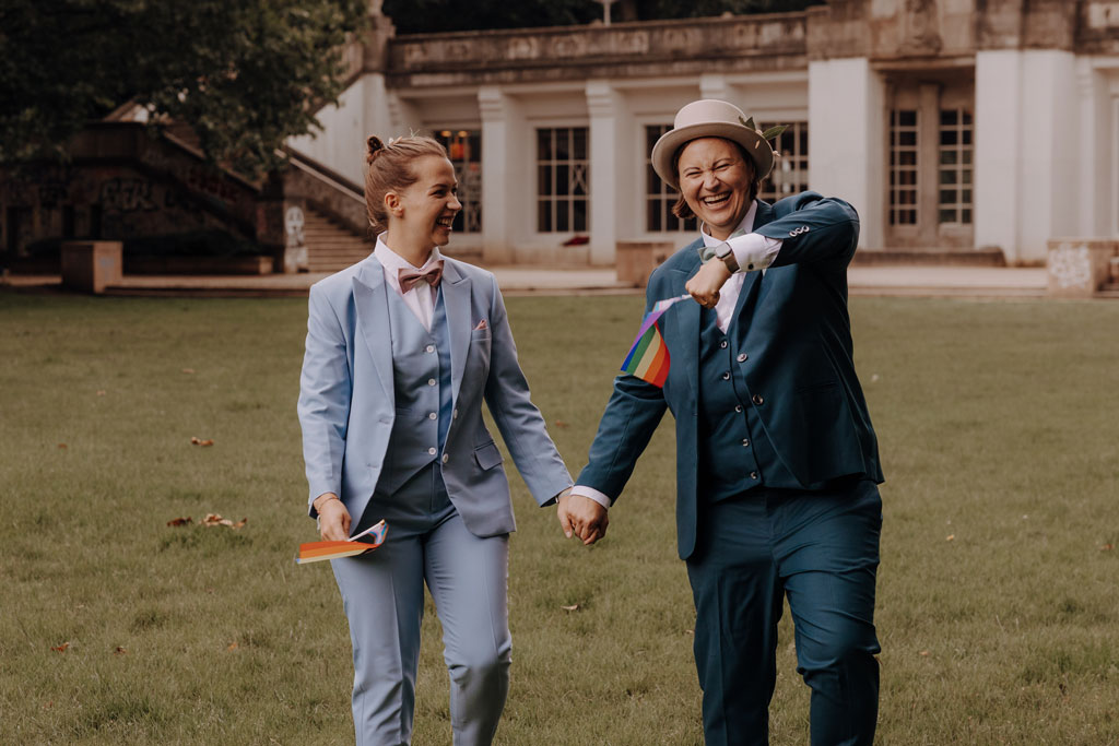 heiraten Rathaus Schöneberg berlin Standesamt standesamtliche Trauung hochzeitsfotograf berlin heiraten 2024 gleichgeschlechtliche ehe bunte Hochzeit mit Fahnen Regenbogenflaggen