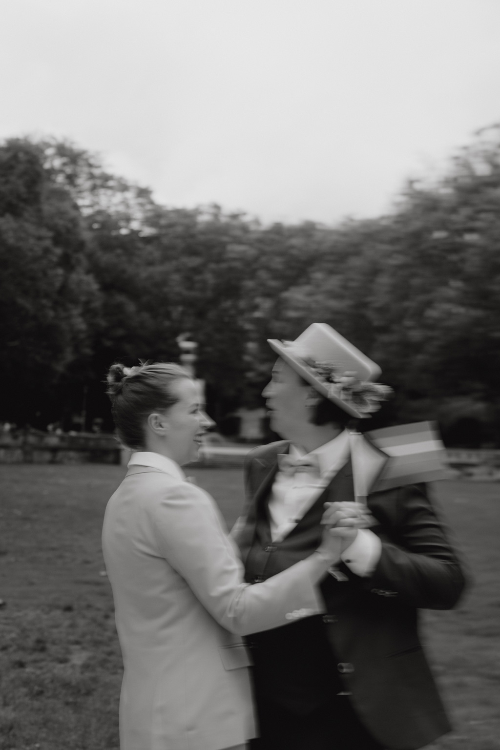 heiraten Rathaus Schöneberg berlin Standesamt standesamtliche Trauung hochzeitsfotograf berlin heiraten 2024 gleichgeschlechtliche ehe bunte Hochzeit mit Fahnen Regenbogenflaggen