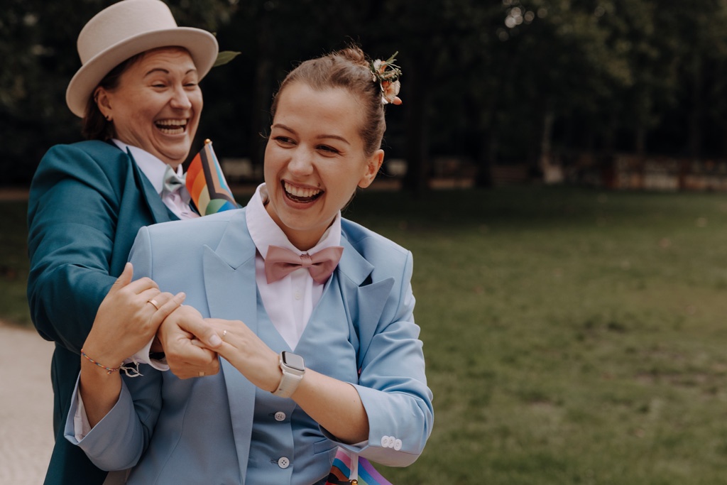 heiraten Rathaus Schöneberg berlin Standesamt standesamtliche Trauung hochzeitsfotograf berlin heiraten 2024 gleichgeschlechtliche ehe bunte Hochzeit mit Fahnen Regenbogenflaggen