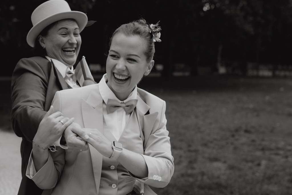 heiraten Rathaus Schöneberg berlin Standesamt standesamtliche Trauung hochzeitsfotograf berlin heiraten 2024 gleichgeschlechtliche ehe bunte Hochzeit mit Fahnen Regenbogenflaggen