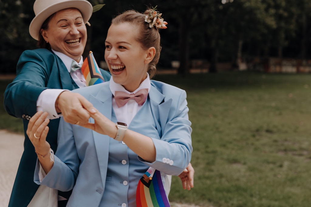 heiraten Rathaus Schöneberg berlin Standesamt standesamtliche Trauung hochzeitsfotograf berlin heiraten 2024 gleichgeschlechtliche ehe bunte Hochzeit mit Fahnen Regenbogenflaggen