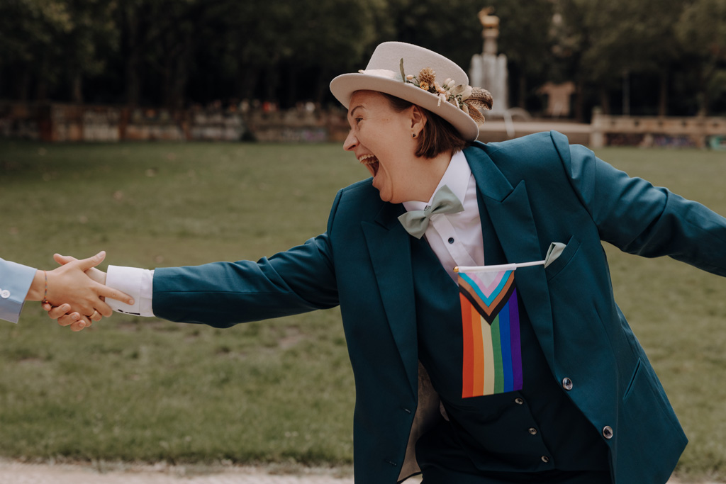 heiraten Rathaus Schöneberg berlin Standesamt standesamtliche Trauung hochzeitsfotograf berlin heiraten 2024 gleichgeschlechtliche ehe bunte Hochzeit mit Fahnen Regenbogenflaggen