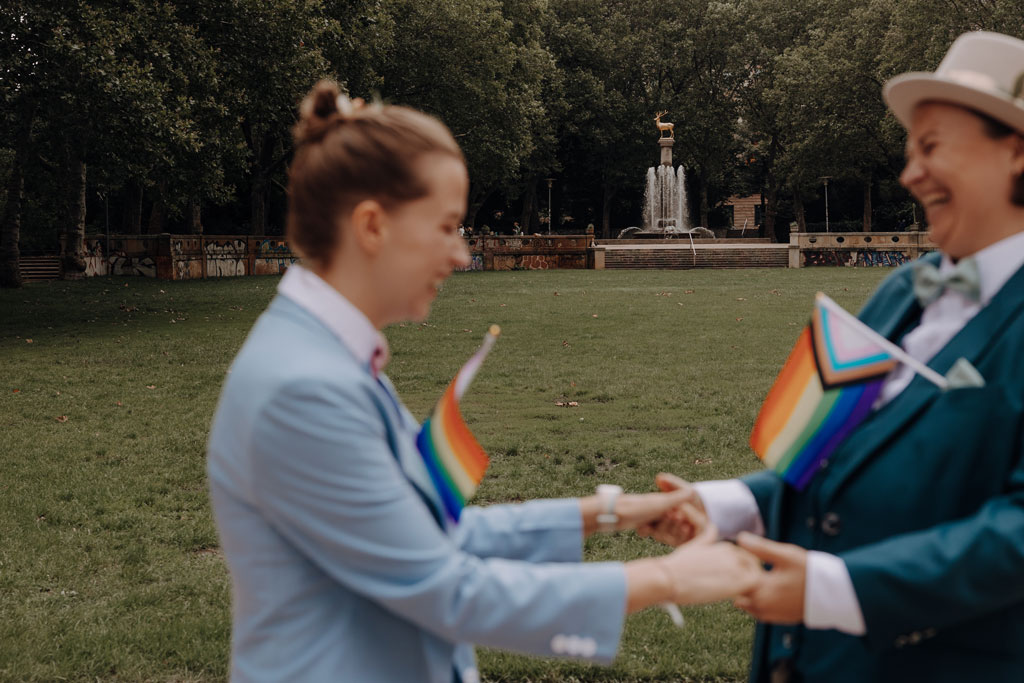 heiraten Rathaus Schöneberg berlin Standesamt standesamtliche Trauung hochzeitsfotograf berlin heiraten 2024 gleichgeschlechtliche ehe bunte Hochzeit mit Fahnen Regenbogenflaggen