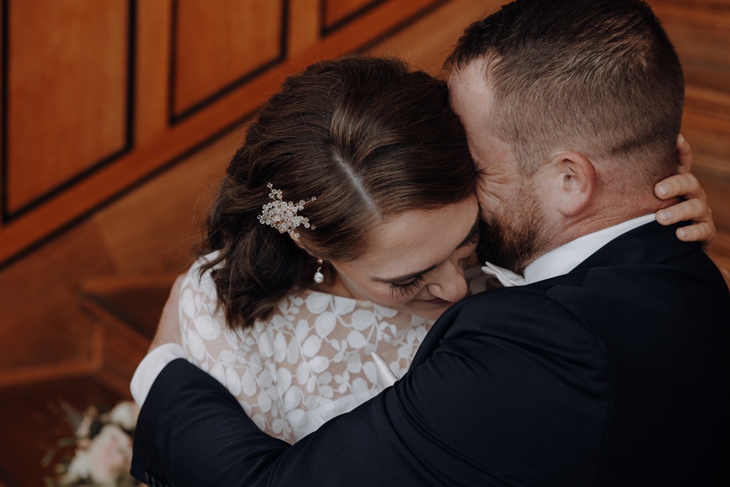 Hochzeit im Standesamt berlin treptow köpenick denkmalgüschtztes rathaus beliebte Filmkulisse für film heiraten Standesamt trauung in berlin Portraits auf Holztreppe Wendeltreppe Paarfotos in berlin hochzeitsfotograf berlin