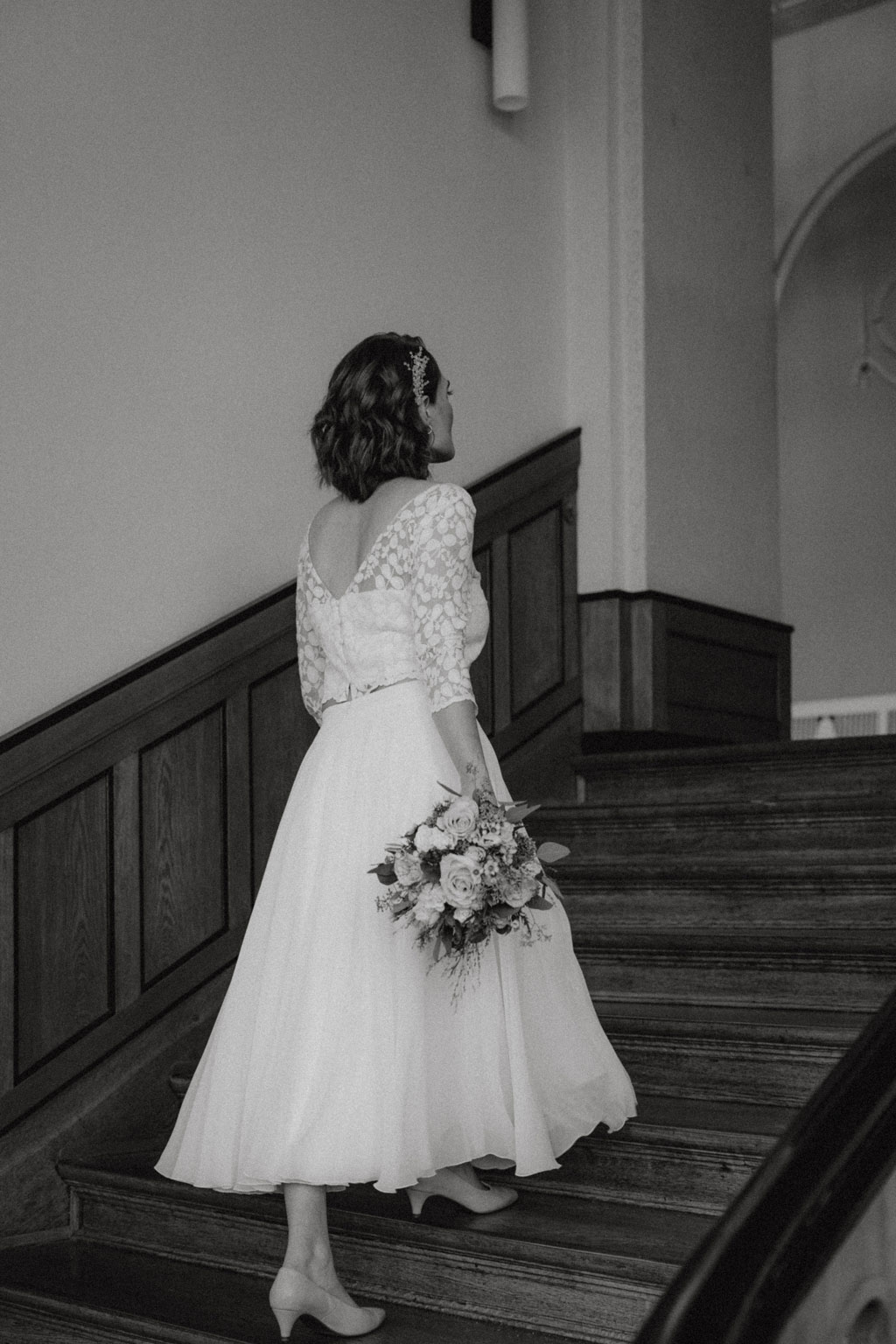 Hochzeit im Standesamt berlin treptow köpenick denkmalgüschtztes rathaus beliebte Filmkulisse für film heiraten Standesamt trauung in berlin Portraits auf Holztreppe Wendeltreppe Paarfotos in berlin hochzeitsfotograf berlin