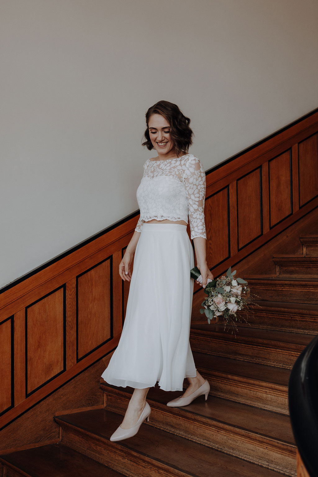 Hochzeit im Standesamt berlin treptow köpenick denkmalgüschtztes rathaus beliebte Filmkulisse für film heiraten Standesamt trauung in berlin Portraits auf Holztreppe Wendeltreppe Paarfotos in berlin hochzeitsfotograf berlin 