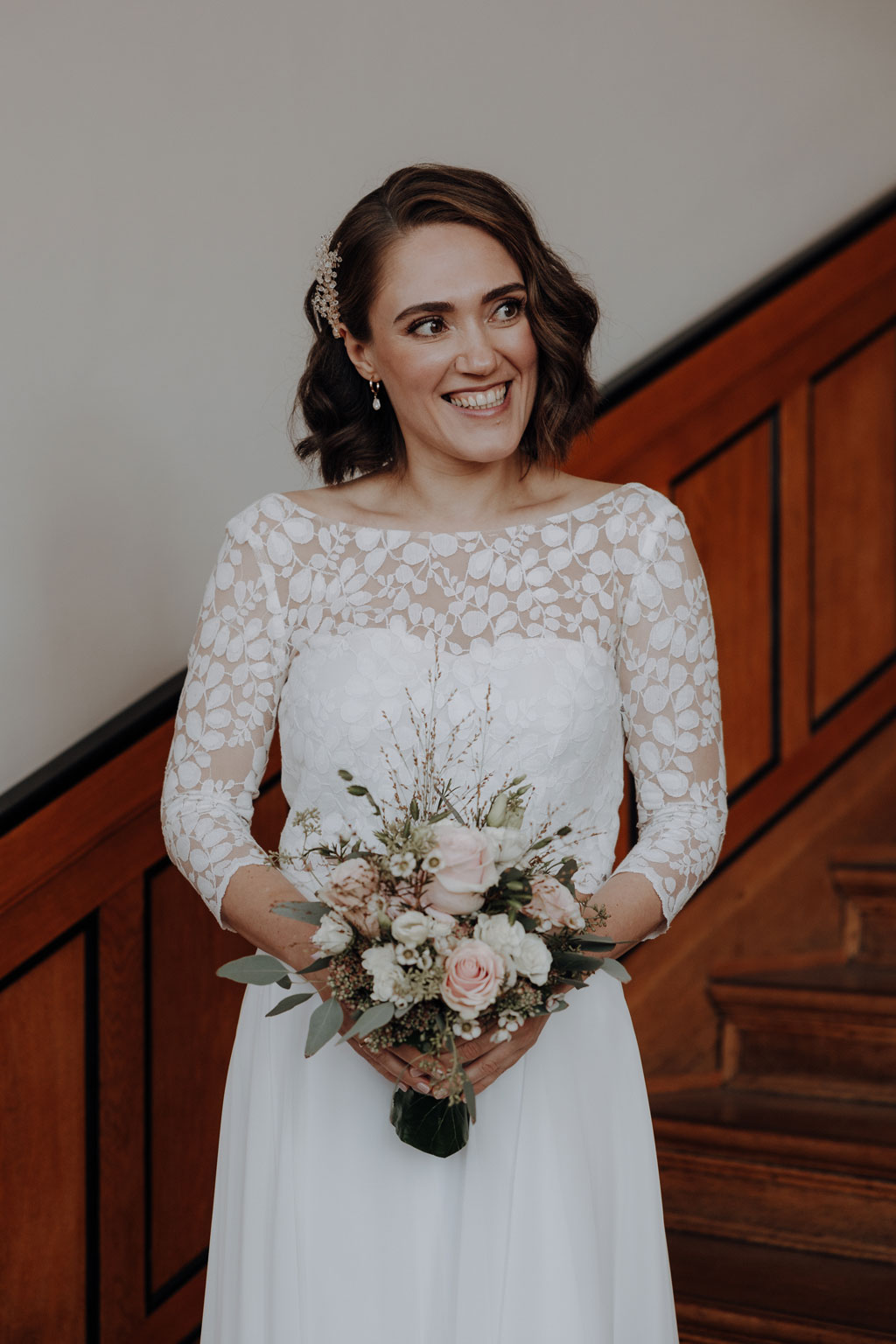 Hochzeit im Standesamt berlin treptow köpenick denkmalgüschtztes rathaus beliebte Filmkulisse für film heiraten Standesamt trauung in berlin Portraits auf Holztreppe Wendeltreppe Paarfotos in berlin hochzeitsfotograf berlin 