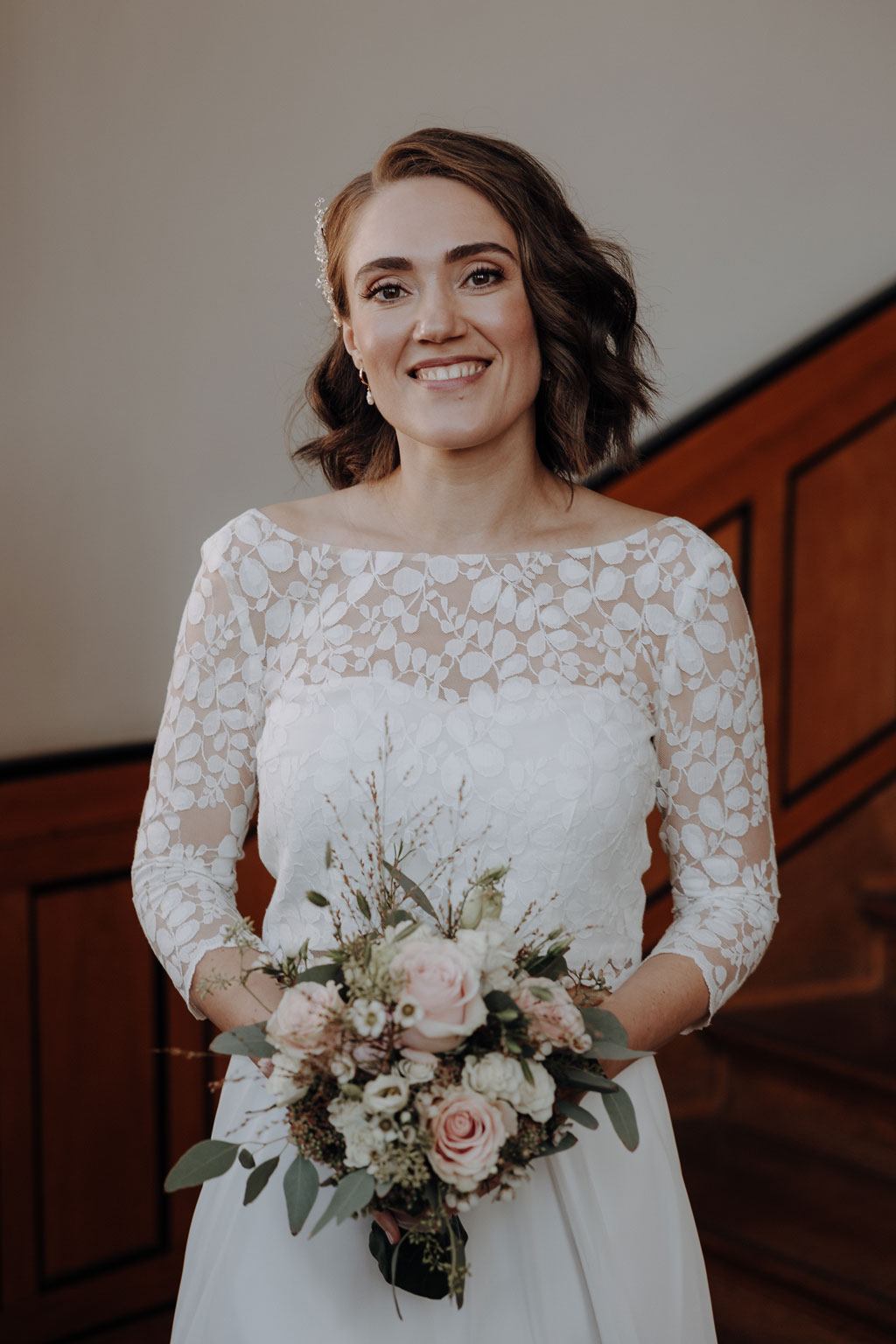 Hochzeit im Standesamt berlin treptow köpenick denkmalgüschtztes rathaus beliebte Filmkulisse für film heiraten Standesamt trauung in berlin Portraits auf Holztreppe Wendeltreppe Paarfotos in berlin hochzeitsfotograf berlin