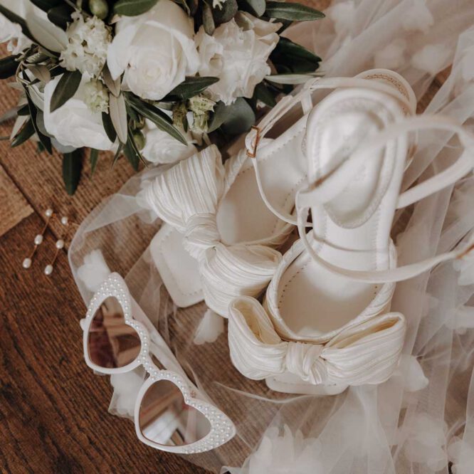 seinerzeit spreewald hochzeitslocation getting ready braut Brautschmuck Fotograf berlin Sonnenbrille auf Hochzeit mit perlen details Brautschuhe und Blumen