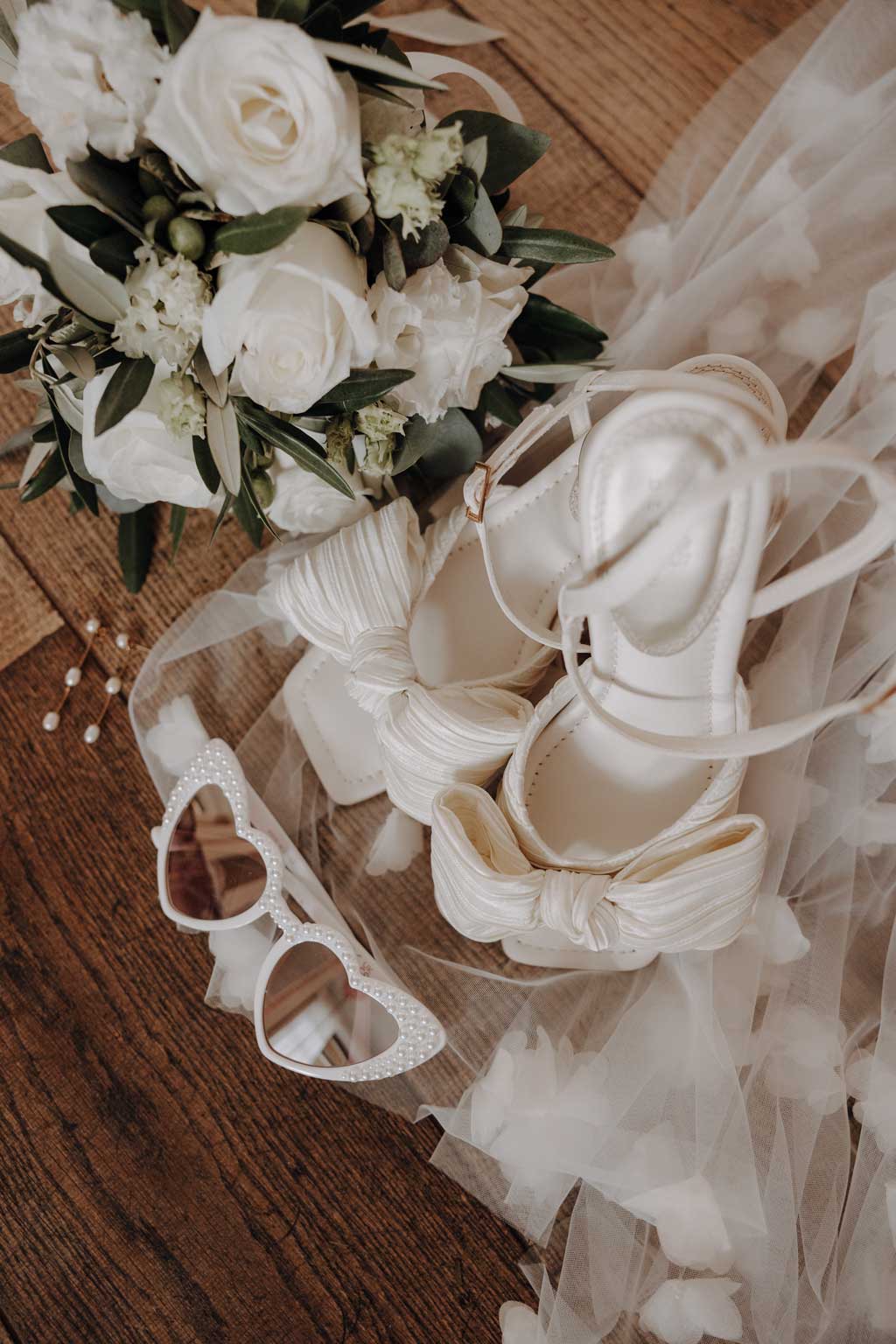 seinerzeit spreewald hochzeitslocation getting ready braut Brautschmuck Fotograf berlin Sonnenbrille auf Hochzeit mit perlen details Brautschuhe und Blumen