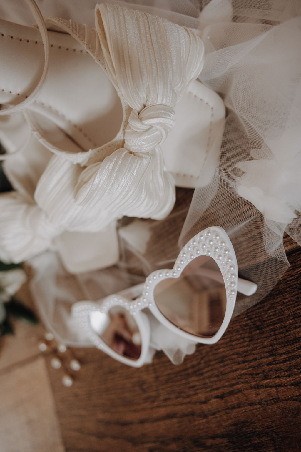 seinerzeit spreewald hochzeitslocation getting ready braut Brautschmuck Fotograf berlin Sonnenbrille auf Hochzeit mit perlen details Brautschuhe und Blumen