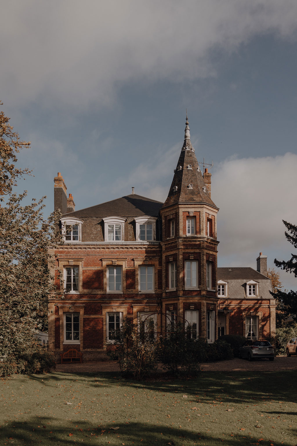 lensofbeauty hochzeitsfotograf berlin destination wedding in Frankreich in der Normandie paar heiratet mit champagnerturm Schleier braut pompöse braut toscana vibes french