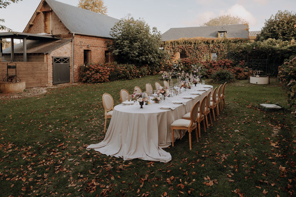 lensofbeauty hochzeitsfotograf berlin destination wedding in Frankreich in der Normandie paar heiratet mit champagnerturm Schleier braut pompöse braut toscana vibes french