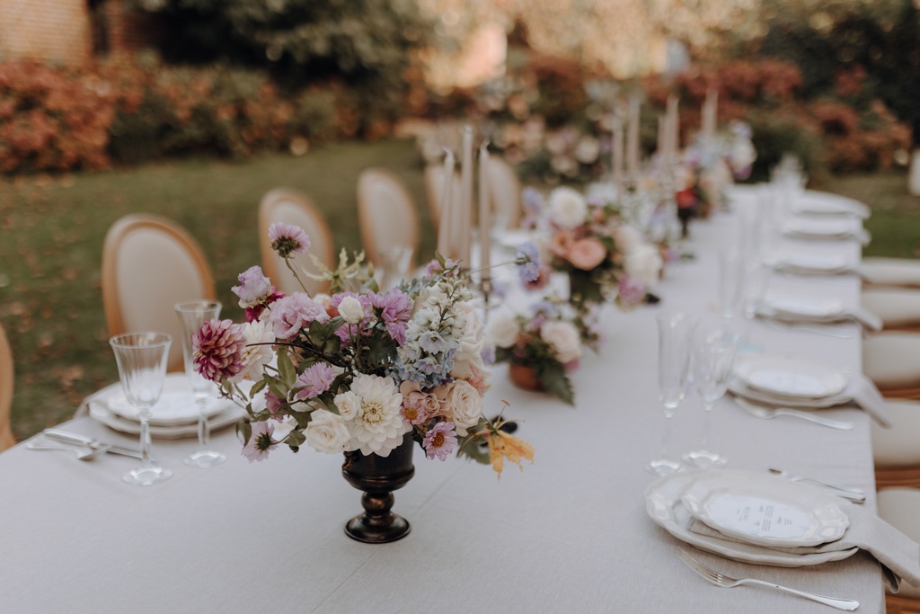 lensofbeauty hochzeitsfotograf berlin destination wedding in Frankreich in der Normandie paar heiratet mit champagnerturm Schleier braut pompöse braut toscana vibes french