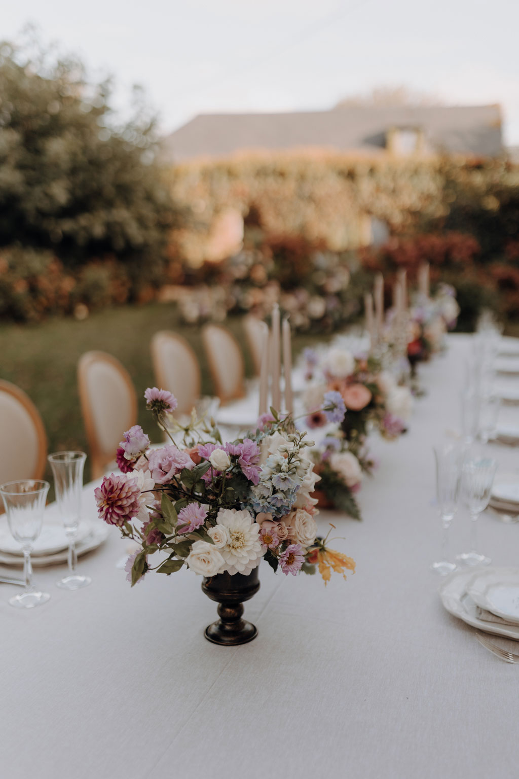 lensofbeauty hochzeitsfotograf berlin destination wedding in Frankreich in der Normandie paar heiratet mit champagnerturm Schleier braut pompöse braut toscana vibes french