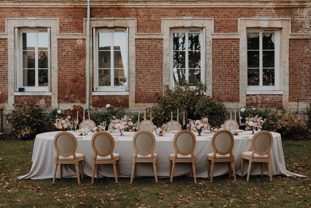 lensofbeauty hochzeitsfotograf berlin destination wedding in Frankreich in der Normandie paar heiratet mit champagnerturm Schleier braut pompöse braut toscana vibes french