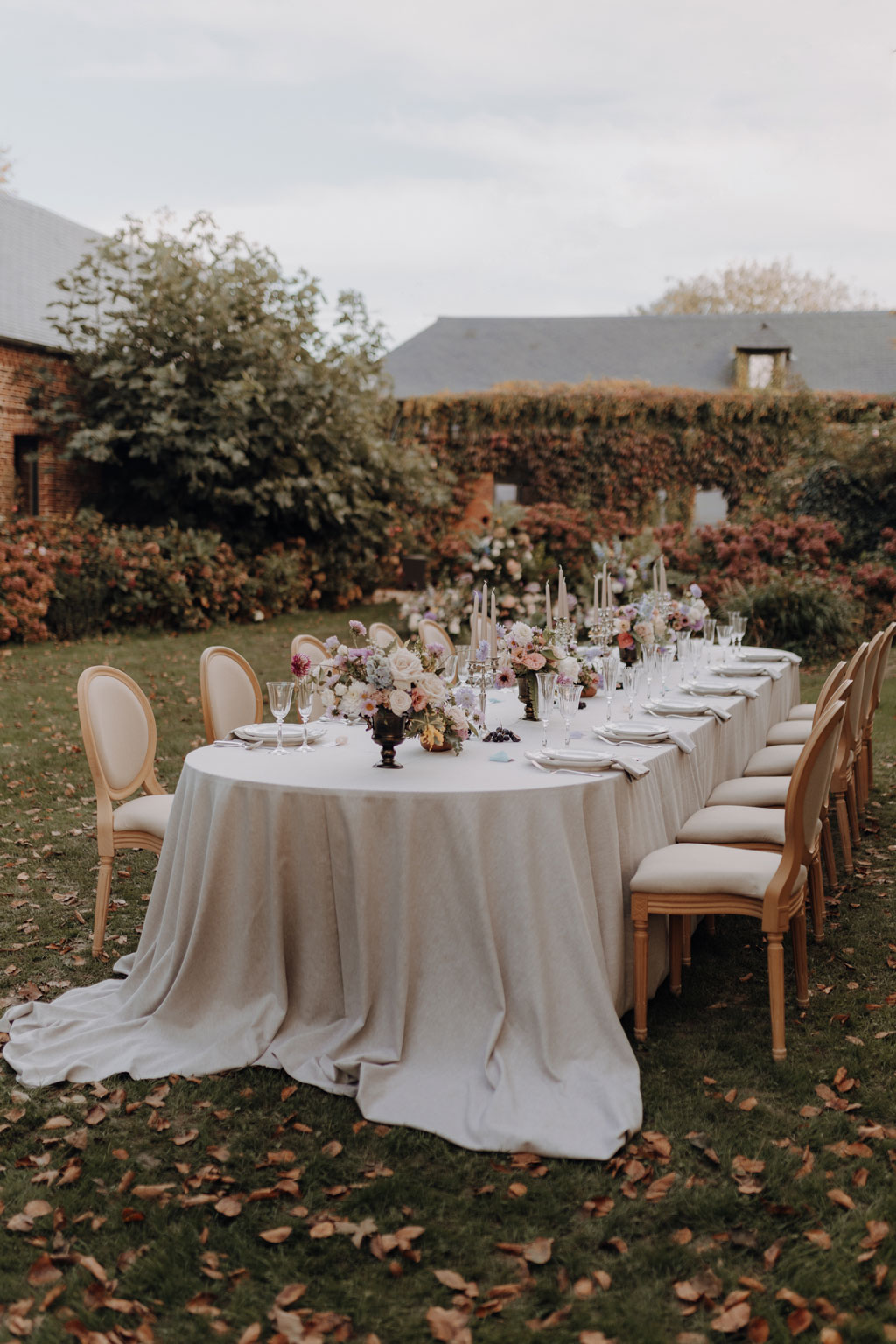 lensofbeauty hochzeitsfotograf berlin destination wedding in Frankreich in der Normandie paar heiratet mit champagnerturm Schleier braut pompöse braut toscana vibes french