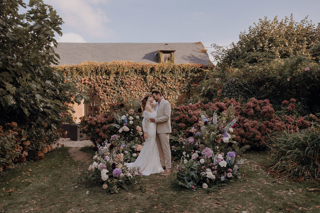 Lara honner und Michael Bauer Modelcouple Germany lensofbeauty hochzeitsfotograf berlin destination wedding in Frankreich in der Normandie paar heiratet mit champagnerturm Schleier braut pompöse braut toscana vibes french