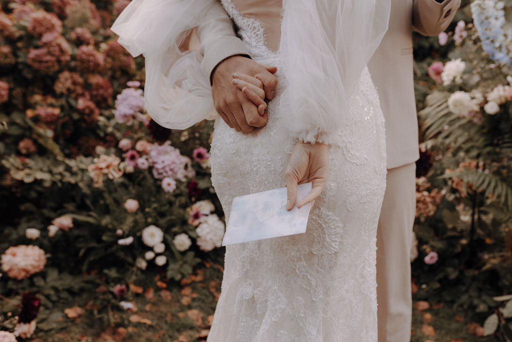 lensofbeauty hochzeitsfotograf berlin destination wedding in Frankreich in der Normandie paar heiratet mit champagnerturm Schleier braut pompöse braut toscana vibes french