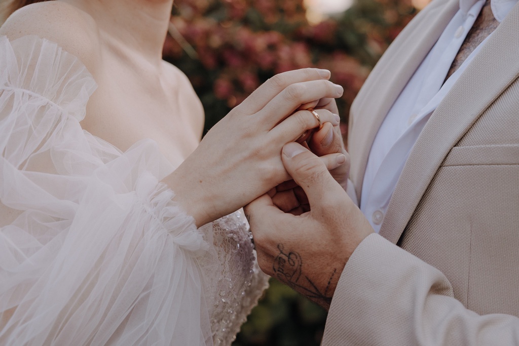 lensofbeauty hochzeitsfotograf berlin destination wedding in Frankreich in der Normandie paar heiratet mit champagnerturm Schleier braut pompöse braut toscana vibes french