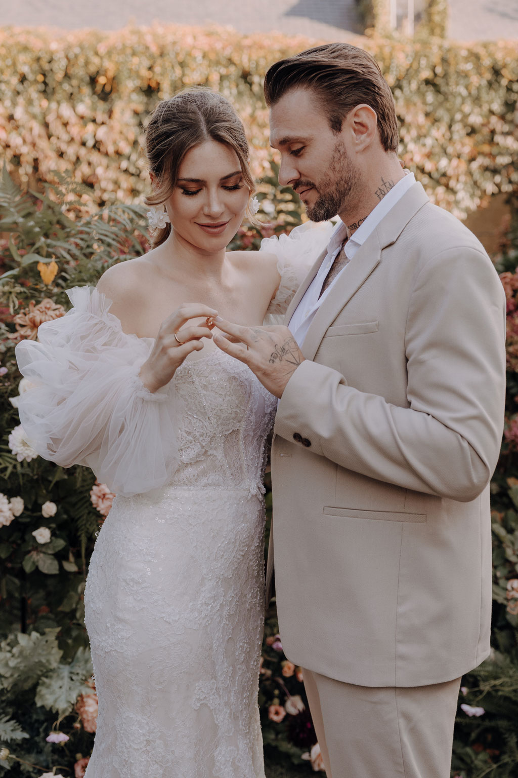 Lara honner und Michael Bauer Modelcouple Germany lensofbeauty hochzeitsfotograf berlin destination wedding in Frankreich in der Normandie paar heiratet mit champagnerturm Schleier braut pompöse braut toscana vibes french