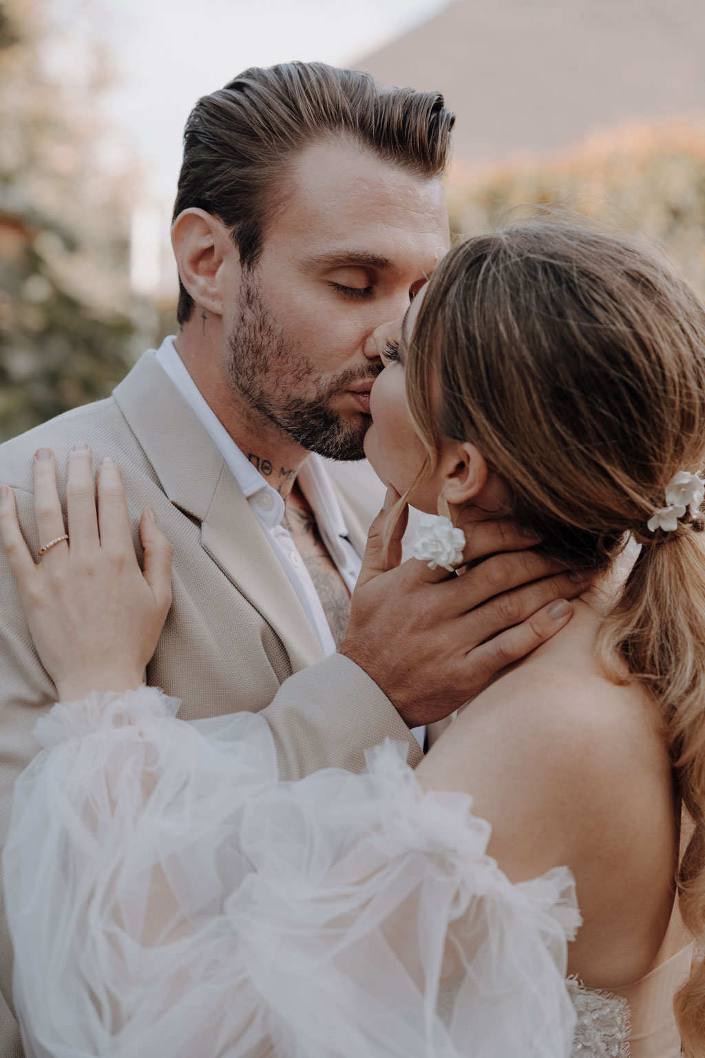 Lara honner und Michael Bauer Modelcouple Germany lensofbeauty hochzeitsfotograf berlin destination wedding in Frankreich in der Normandie paar heiratet mit champagnerturm Schleier braut pompöse braut toscana vibes french