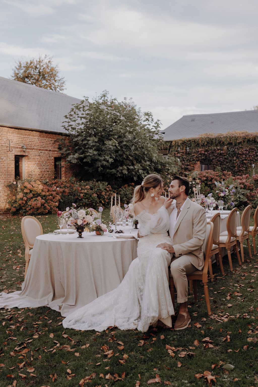 Lara honner und Michael Bauer Modelcouple Germany lensofbeauty hochzeitsfotograf berlin destination wedding in Frankreich in der Normandie paar heiratet mit champagnerturm Schleier braut pompöse braut toscana vibes french