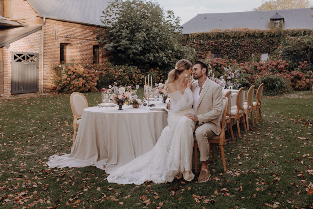 Lara honner und Michael Bauer Modelcouple Germany lensofbeauty hochzeitsfotograf berlin destination wedding in Frankreich in der Normandie paar heiratet mit champagnerturm Schleier braut pompöse braut toscana vibes french