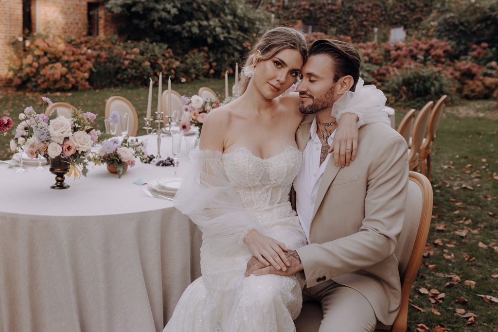 Lara honner und Michael Bauer Modelcouple Germany lensofbeauty hochzeitsfotograf berlin destination wedding in Frankreich in der Normandie paar heiratet mit champagnerturm Schleier braut pompöse braut toscana vibes french