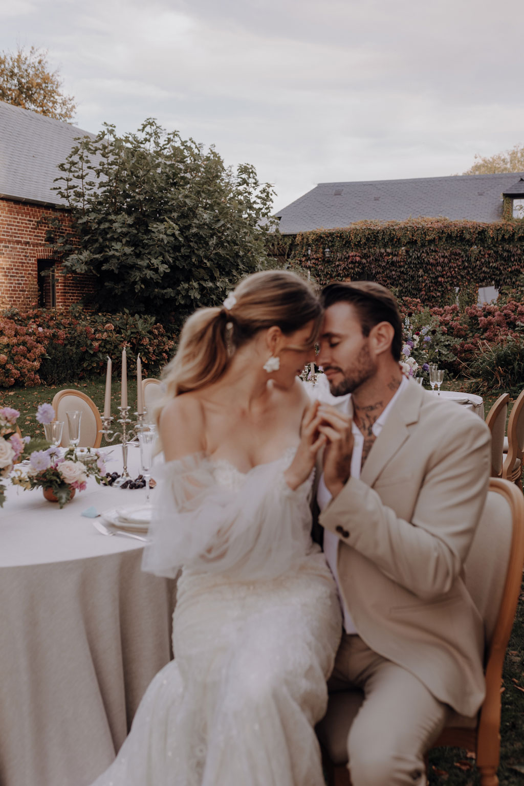 Lara honner und Michael Bauer Modelcouple Germany lensofbeauty hochzeitsfotograf berlin destination wedding in Frankreich in der Normandie paar heiratet mit champagnerturm Schleier braut pompöse braut toscana vibes french