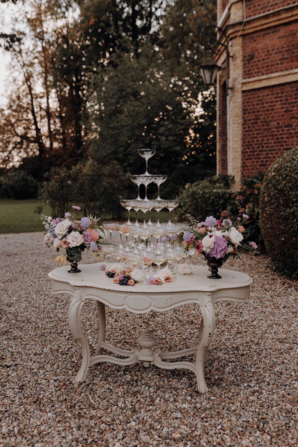 lensofbeauty hochzeitsfotograf berlin destination wedding in Frankreich in der Normandie paar heiratet mit champagnerturm Schleier braut pompöse braut toscana vibes french