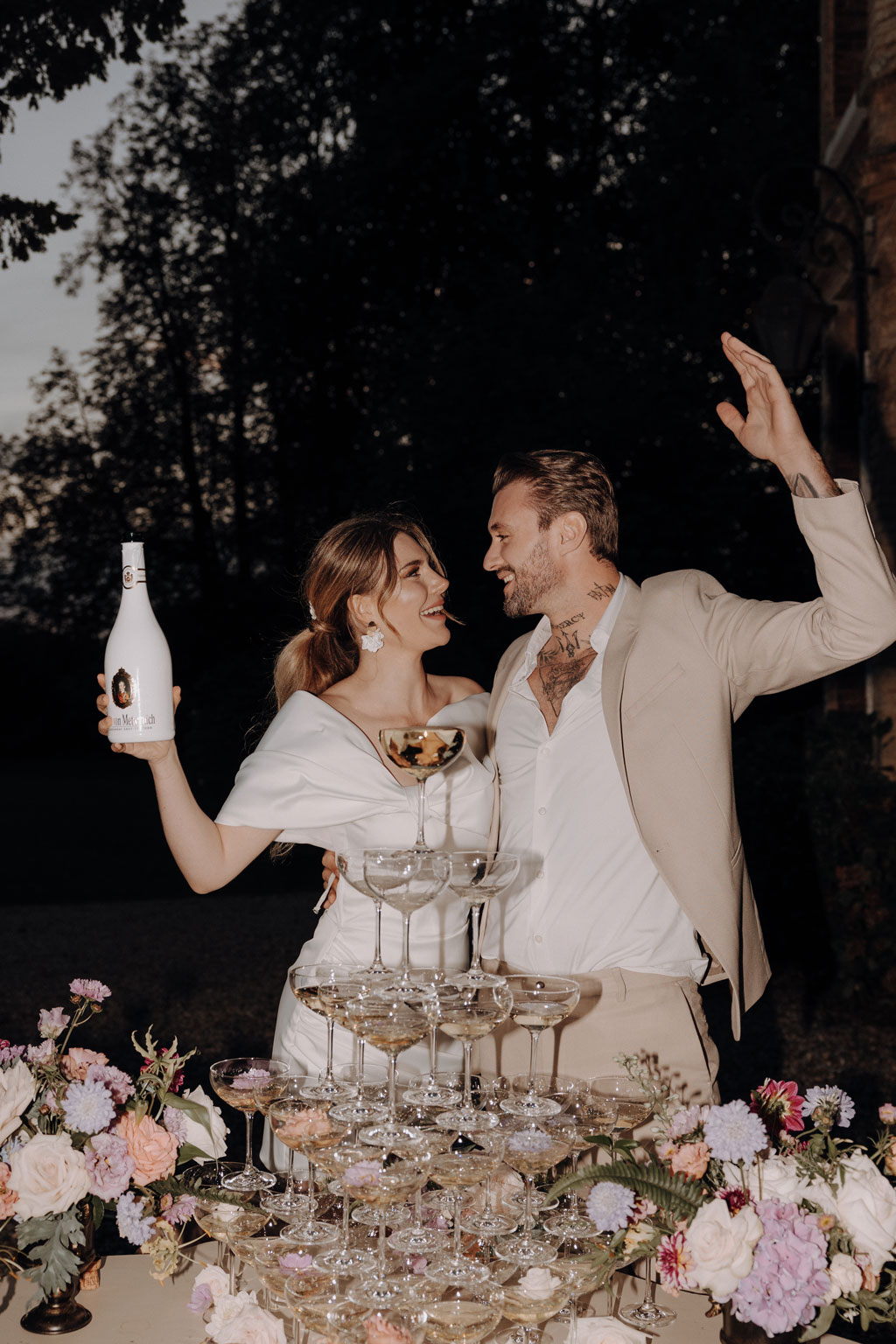 Lara honner und Michael Bauer Modelcouple Germany lensofbeauty hochzeitsfotograf berlin destination wedding in Frankreich in der Normandie paar heiratet mit champagnerturm Schleier braut pompöse braut toscana vibes french