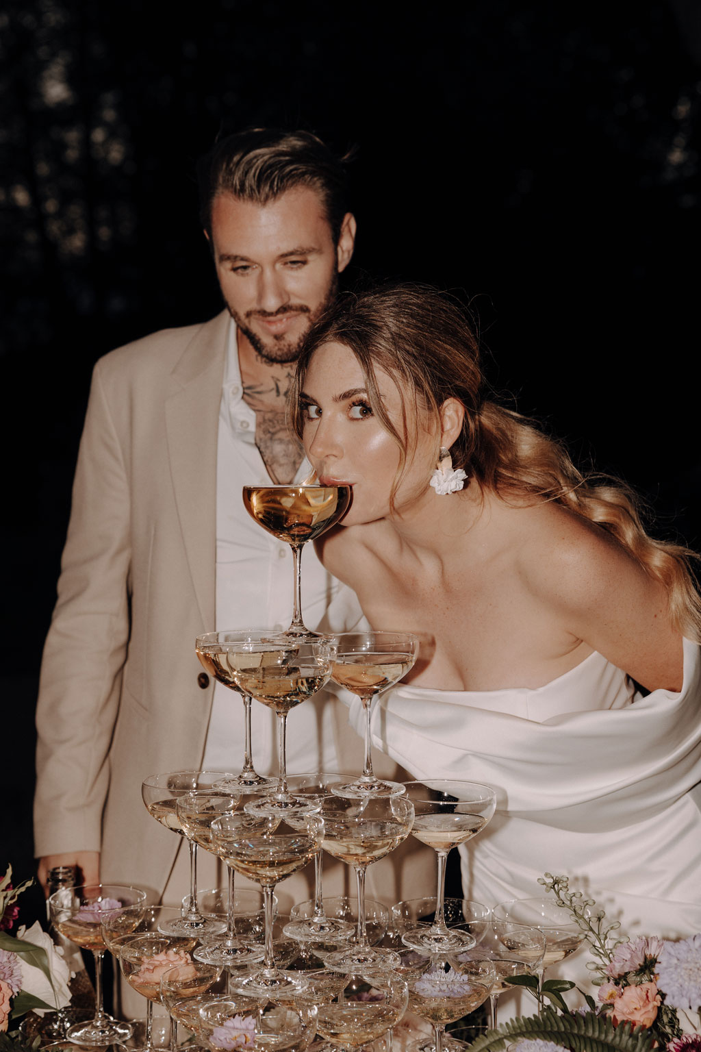 Lara honner und Michael Bauer Modelcouple Germany lensofbeauty hochzeitsfotograf berlin destination wedding in Frankreich in der Normandie paar heiratet mit champagnerturm Schleier braut pompöse braut toscana vibes french