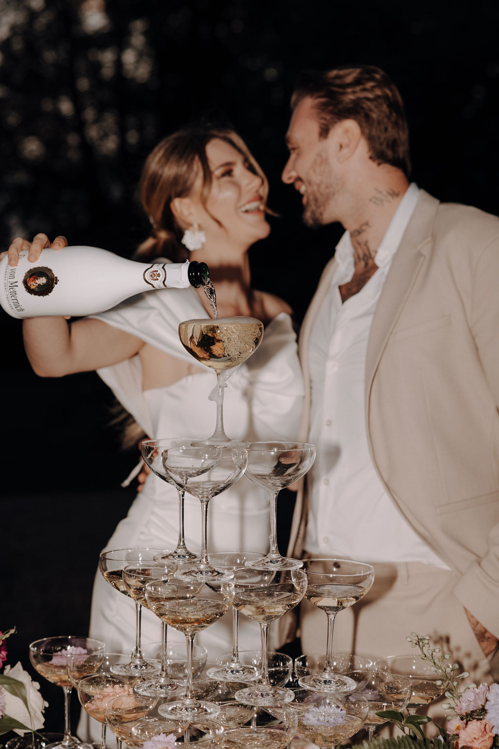 lLara honner und Michael Bauer Modelcouple Germany ensofbeauty hochzeitsfotograf berlin destination wedding in Frankreich in der Normandie paar heiratet mit champagnerturm Schleier braut pompöse braut toscana vibes french