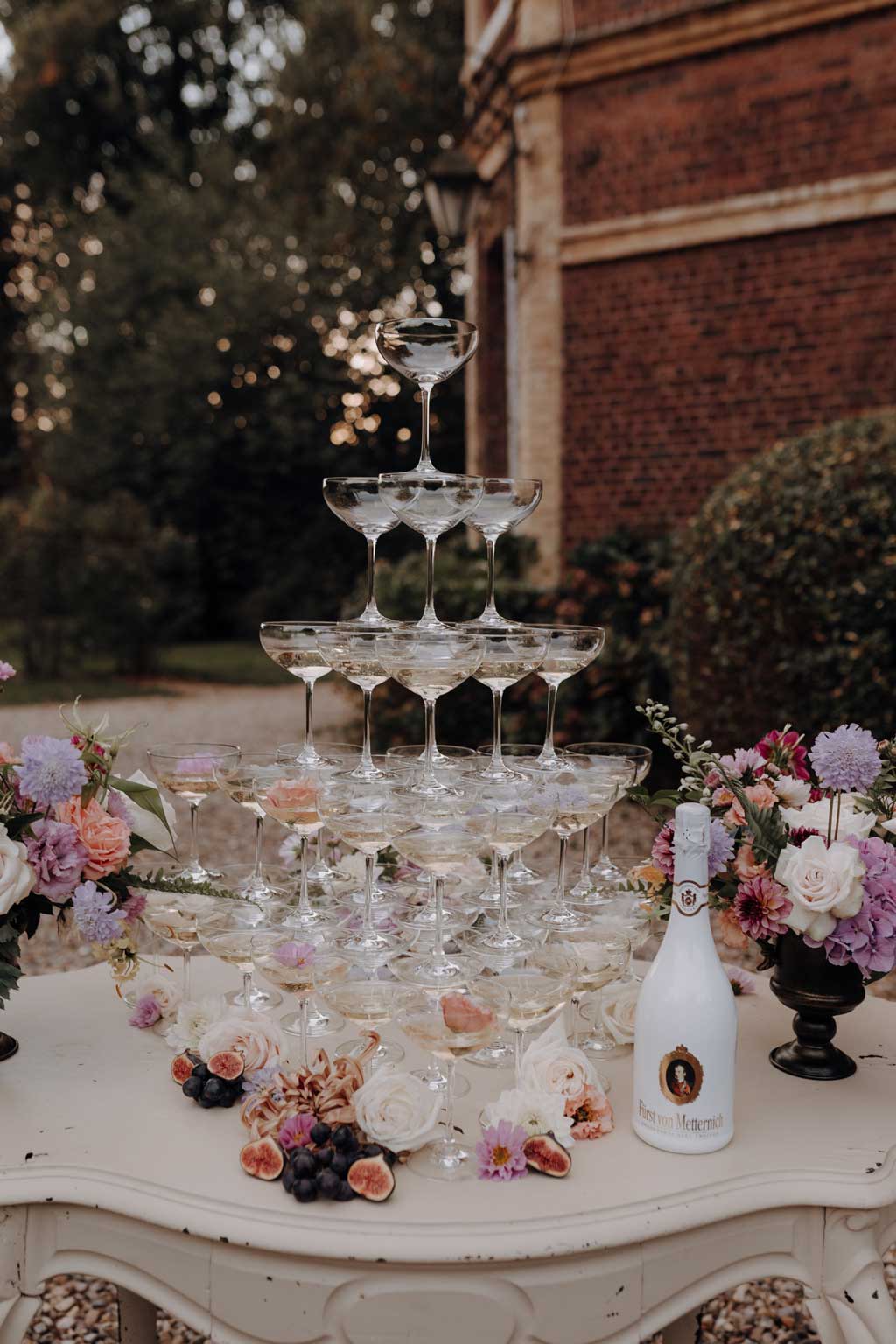 lensofbeauty hochzeitsfotograf berlin destination wedding in Frankreich in der Normandie paar heiratet mit champagnerturm Schleier braut pompöse braut toscana vibes french