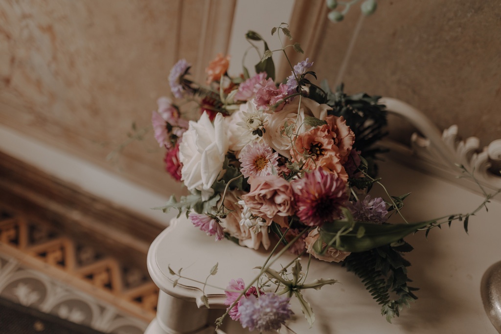 lensofbeauty hochzeitsfotograf berlin destination wedding in Frankreich in der Normandie paar heiratet mit champagnerturm Schleier braut pompöse braut toscana vibes french