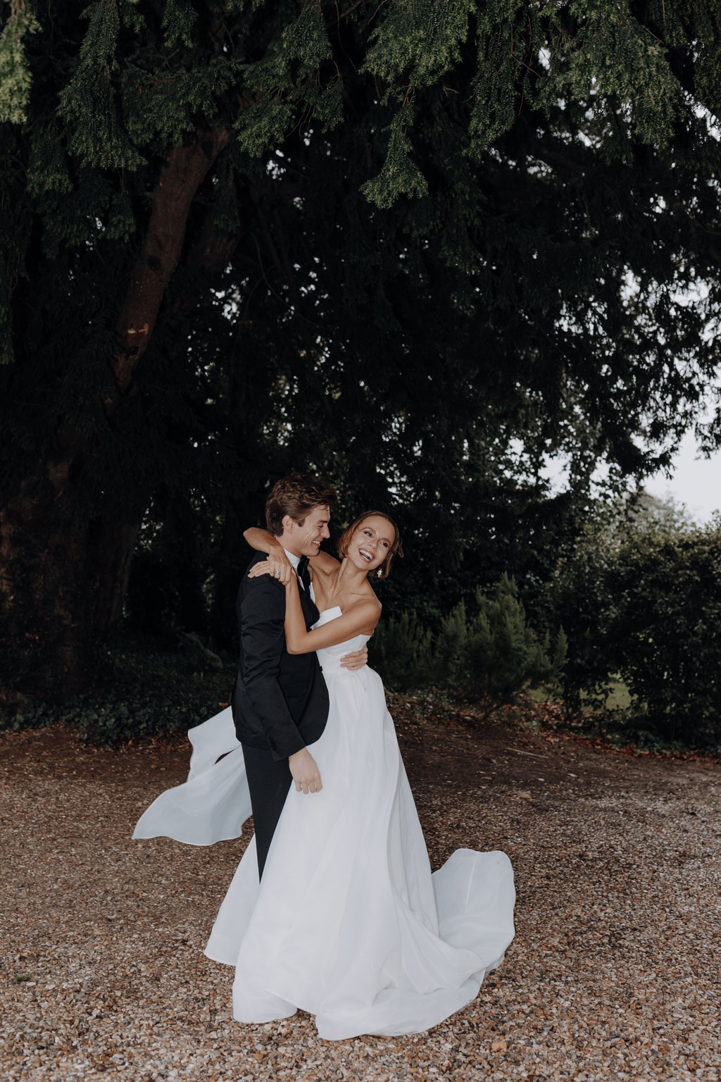 French wedding white colors hochzeitsfotograf berlin schöner Schleier und braut Hochzeit auf schloss in Frankreich destination wedding weddingphotographer lensofbeauty dior