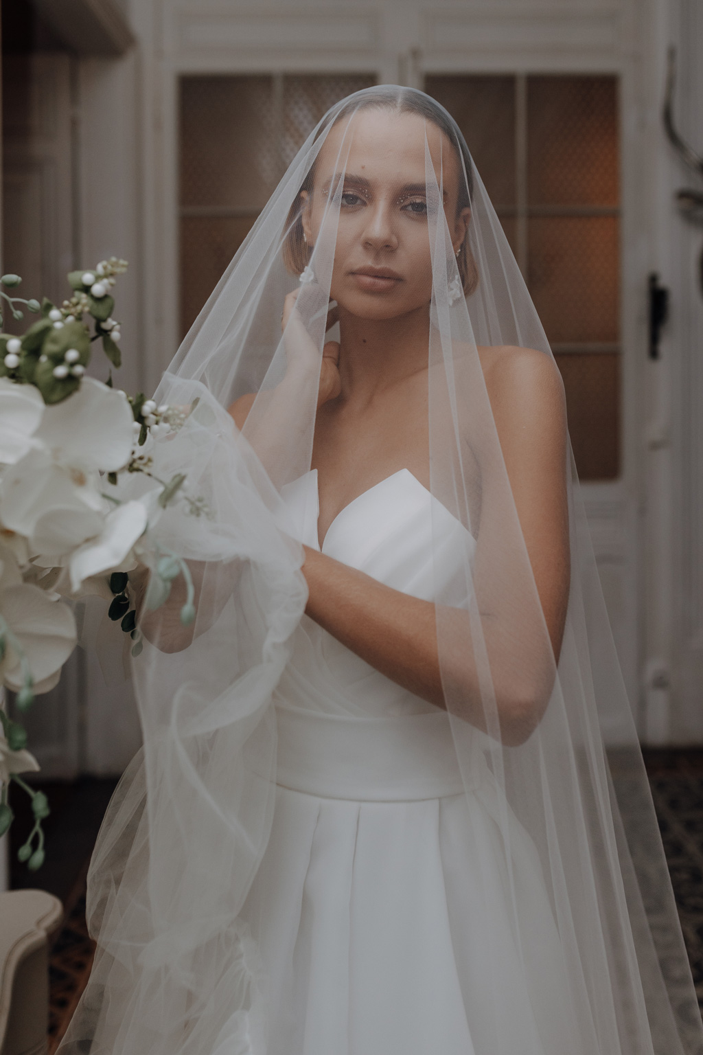 French wedding white colors hochzeitsfotograf berlin schöner Schleier und braut Hochzeit auf schloss in Frankreich destination wedding weddingphotographer lensofbeauty