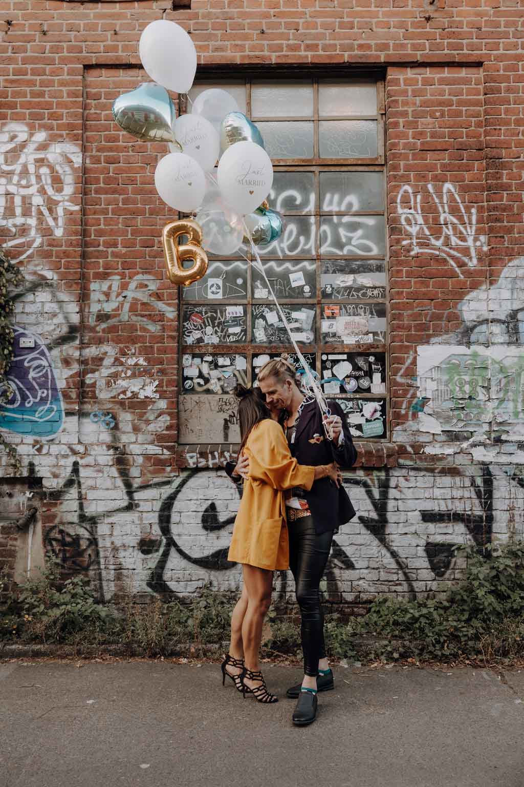 after wedding in berlin Kreuzberg standesamtliche trauung in berlin Kreuzberg Paarfotos brautpaarbilder im Festivallook mit der Berliner Fotografin Bulli van vanlife Fotos am vw bus Fotoshootings mit vw bus