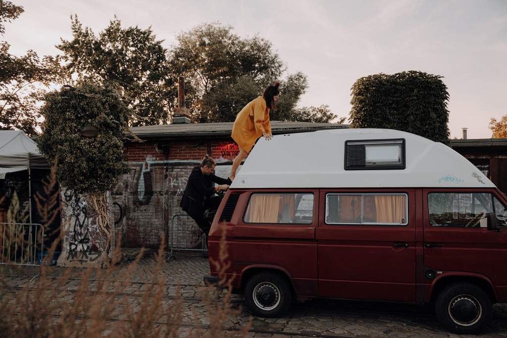 after wedding in berlin Kreuzberg standesamtliche trauung in berlin Kreuzberg Paarfotos brautpaarbilder im Festivallook mit der Berliner Fotografin Bulli van vanlife Fotos am vw bus Fotoshootings mit vw bus