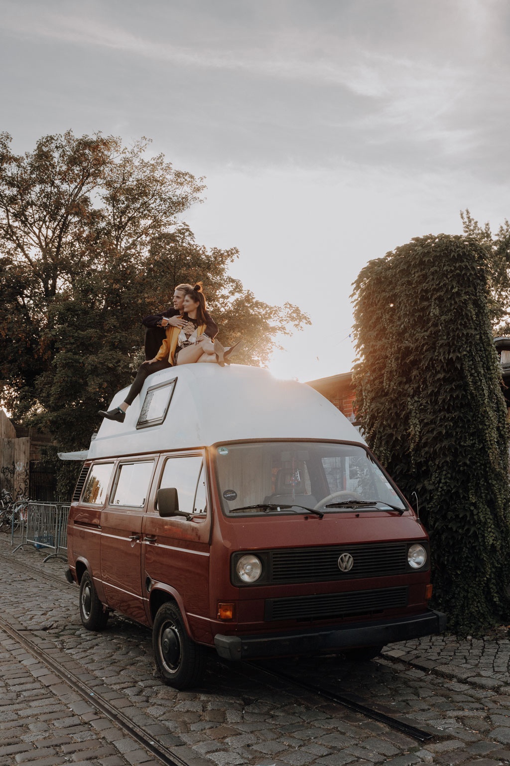 after wedding in berlin Kreuzberg standesamtliche trauung in berlin Kreuzberg Paarfotos brautpaarbilder im Festivallook mit der Berliner Fotografin Bulli van vanlife Fotos am vw bus Fotoshootings mit vw bus