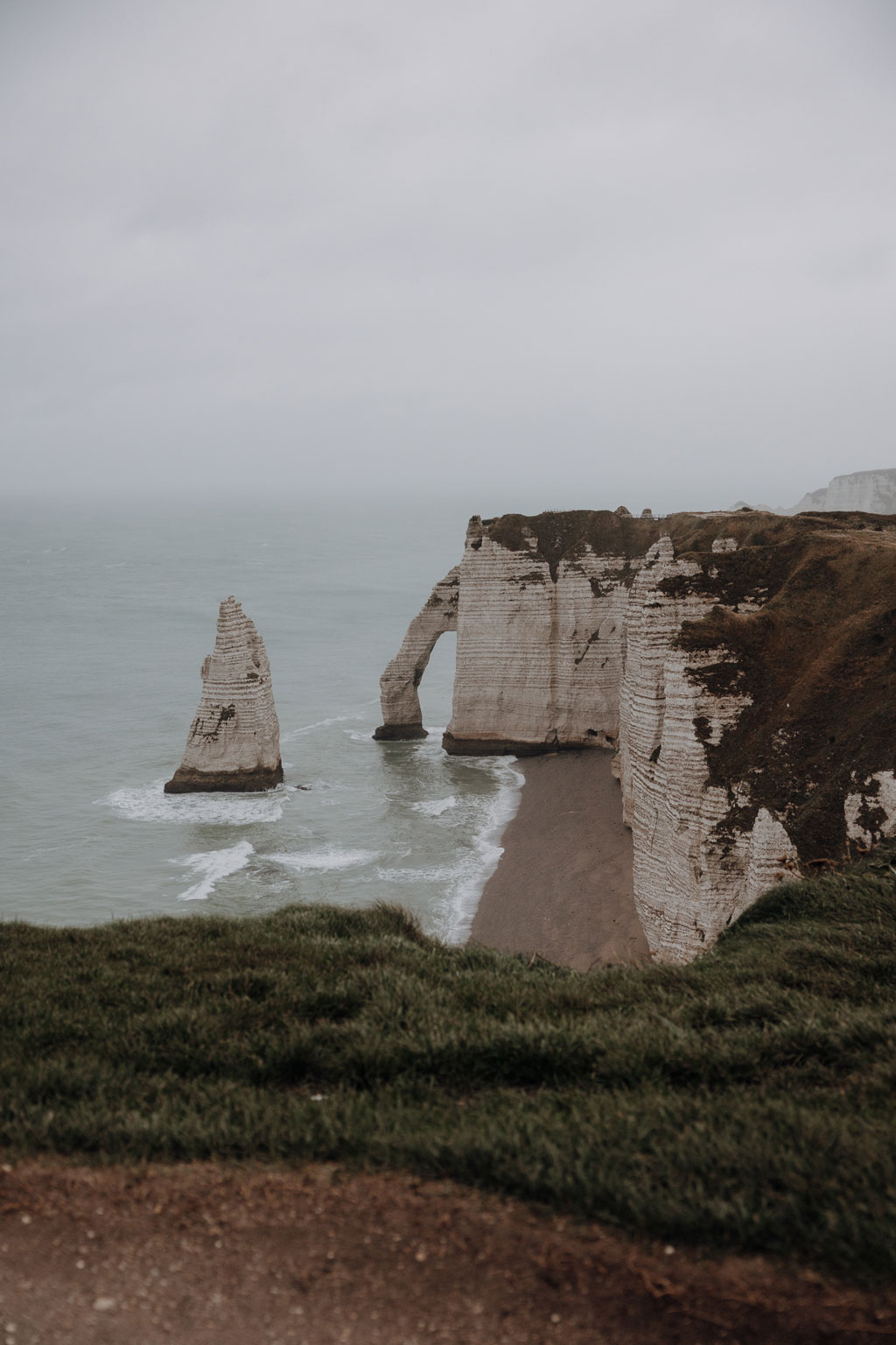 heiraten in Frankreich elopement wedding tiny wedding Hochzeit in weiß blau und direkt am Strand heiraten zu zwei in berlin Berliner hochzeitsfotograf in der Normandie Berliner Fotografin fliegt ins Ausland für Hochzeitsfotos und fotografiert deine Hochzeit als Hochzeitsfotografin Paarfotos paarshooting couplefotos lensofbeauty heiraten an der klippe ehegelüppte in den bergen heiraten in den bergen