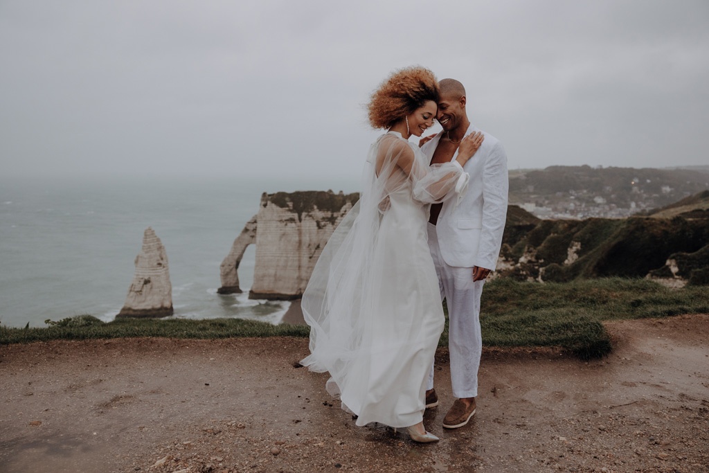 heiraten in Frankreich elopement wedding tiny wedding Hochzeit in weiß blau und direkt am Strand heiraten zu zwei in berlin Berliner hochzeitsfotograf in der Normandie Berliner Fotografin fliegt ins Ausland für Hochzeitsfotos und fotografiert deine Hochzeit als Hochzeitsfotografin Paarfotos paarshooting couplefotos lensofbeauty heiraten an der klippe ehegelüppte in den bergen heiraten in den bergen