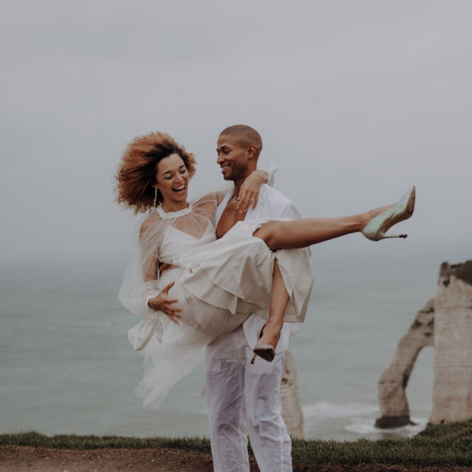 heiraten in Frankreich elopement wedding tiny wedding Hochzeit in weiß blau und direkt am Strand heiraten zu zwei in berlin Berliner hochzeitsfotograf in der Normandie Berliner Fotografin fliegt ins Ausland für Hochzeitsfotos und fotografiert deine Hochzeit als Hochzeitsfotografin Paarfotos paarshooting couplefotos lensofbeauty heiraten an der klippe ehegelüppte in den bergen heiraten in den bergen