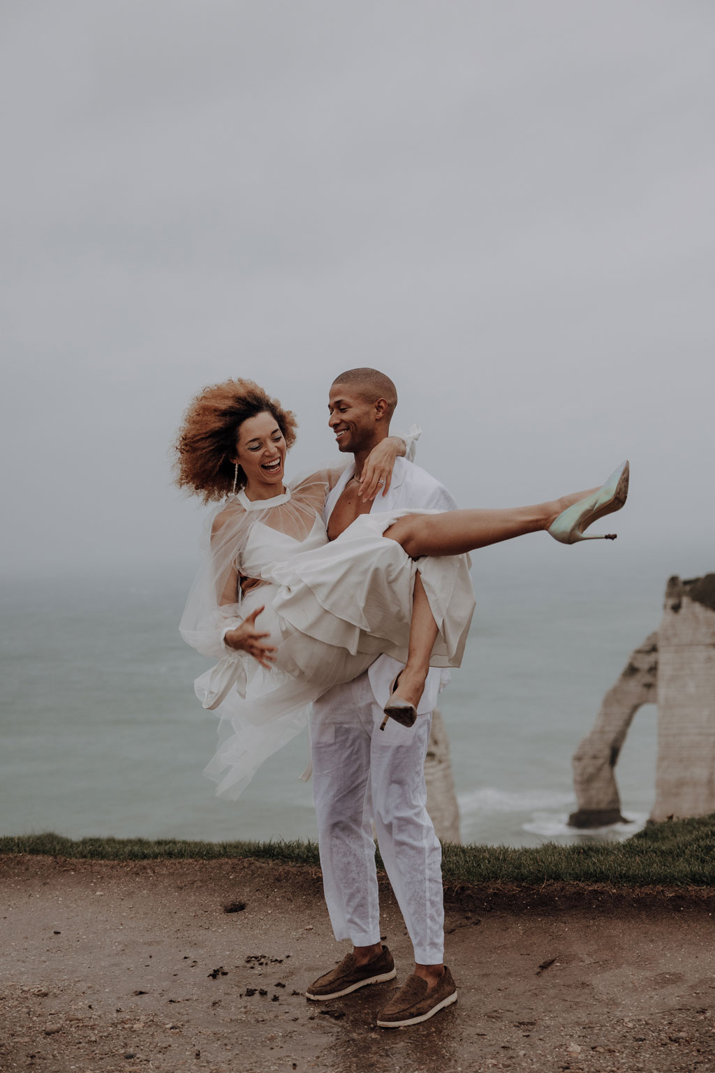 heiraten in Frankreich elopement wedding tiny wedding Hochzeit in weiß blau und direkt am Strand heiraten zu zwei in berlin Berliner hochzeitsfotograf in der Normandie Berliner Fotografin fliegt ins Ausland für Hochzeitsfotos und fotografiert deine Hochzeit als Hochzeitsfotografin Paarfotos paarshooting couplefotos lensofbeauty heiraten an der klippe ehegelüppte in den bergen heiraten in den bergen