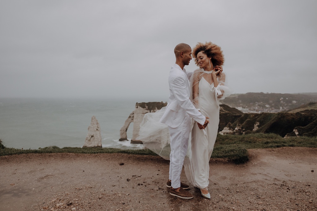 heiraten in Frankreich elopement wedding tiny wedding Hochzeit in weiß blau und direkt am Strand heiraten zu zwei in berlin Berliner hochzeitsfotograf in der Normandie Berliner Fotografin fliegt ins Ausland für Hochzeitsfotos und fotografiert deine Hochzeit als Hochzeitsfotografin Paarfotos paarshooting couplefotos lensofbeauty heiraten an der klippe ehegelüppte in den bergen heiraten in den bergen