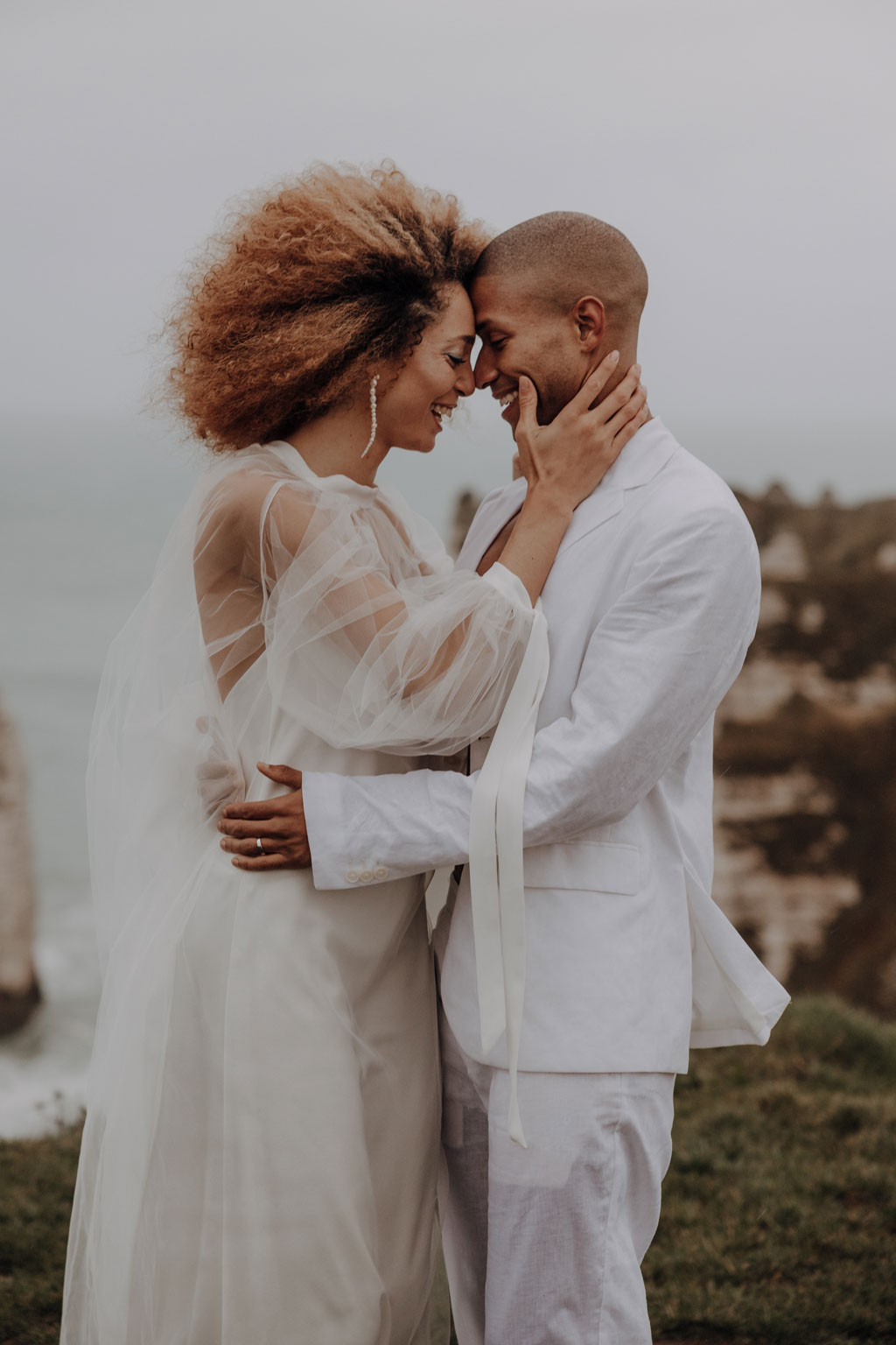 heiraten in Frankreich elopement wedding tiny wedding Hochzeit in weiß blau und direkt am Strand heiraten zu zwei in berlin Berliner hochzeitsfotograf in der Normandie Berliner Fotografin fliegt ins Ausland für Hochzeitsfotos und fotografiert deine Hochzeit als Hochzeitsfotografin Paarfotos paarshooting couplefotos lensofbeauty heiraten an der klippe ehegelüppte in den bergen heiraten in den bergen