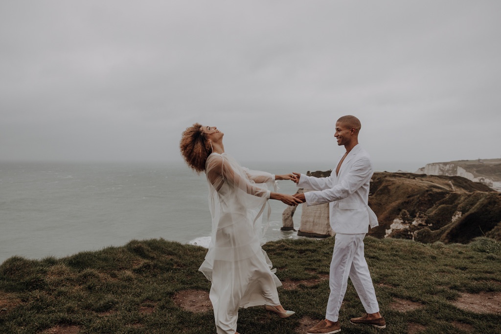 heiraten in Frankreich elopement wedding tiny wedding Hochzeit in weiß blau und direkt am Strand heiraten zu zwei in berlin Berliner hochzeitsfotograf in der Normandie Berliner Fotografin fliegt ins Ausland für Hochzeitsfotos und fotografiert deine Hochzeit als Hochzeitsfotografin Paarfotos paarshooting couplefotos lensofbeauty heiraten an der klippe ehegelüppte in den bergen heiraten in den bergen