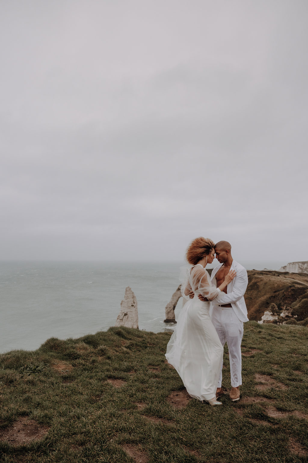 heiraten in Frankreich elopement wedding tiny wedding Hochzeit in weiß blau und direkt am Strand heiraten zu zwei in berlin Berliner hochzeitsfotograf in der Normandie Berliner Fotografin fliegt ins Ausland für Hochzeitsfotos und fotografiert deine Hochzeit als Hochzeitsfotografin Paarfotos paarshooting couplefotos lensofbeauty heiraten an der klippe ehegelüppte in den bergen heiraten in den bergen