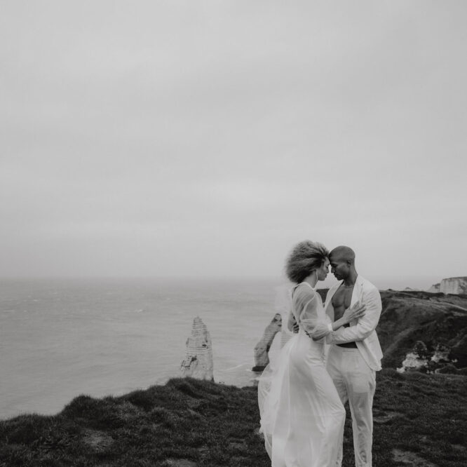 heiraten in Frankreich elopement wedding tiny wedding Hochzeit in weiß blau und direkt am Strand heiraten zu zwei in berlin Berliner hochzeitsfotograf in der Normandie Berliner Fotografin fliegt ins Ausland für Hochzeitsfotos und fotografiert deine Hochzeit als Hochzeitsfotografin Paarfotos paarshooting couplefotos lensofbeauty heiraten an der klippe ehegelüppte in den bergen heiraten in den bergen